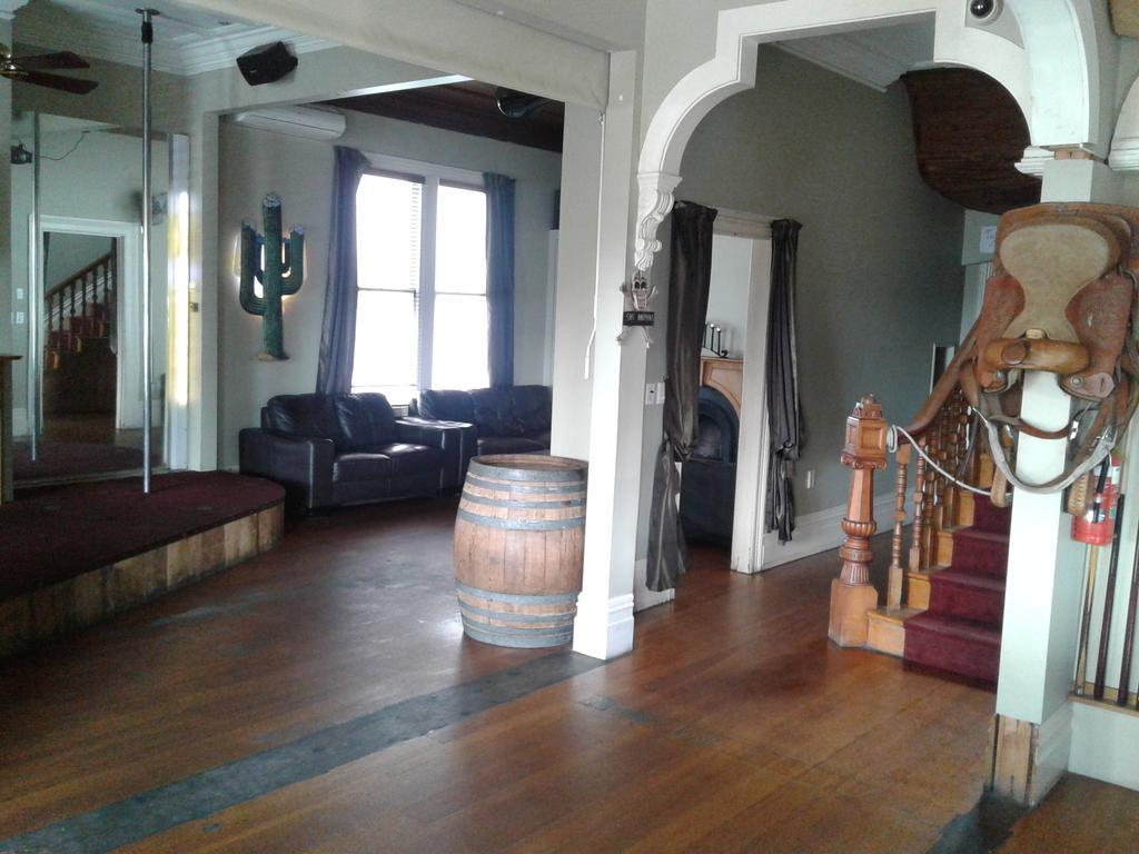 Shooters Saloon Hotel & Cabins 奥克兰 外观 照片